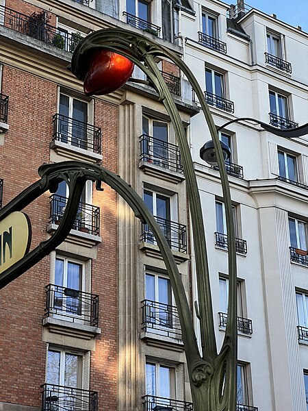 Édicule Guimard de la station Botzaris - Paris 19ème