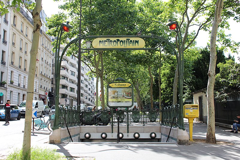 Édicule Guimard de la station Botzaris - Paris 19ème