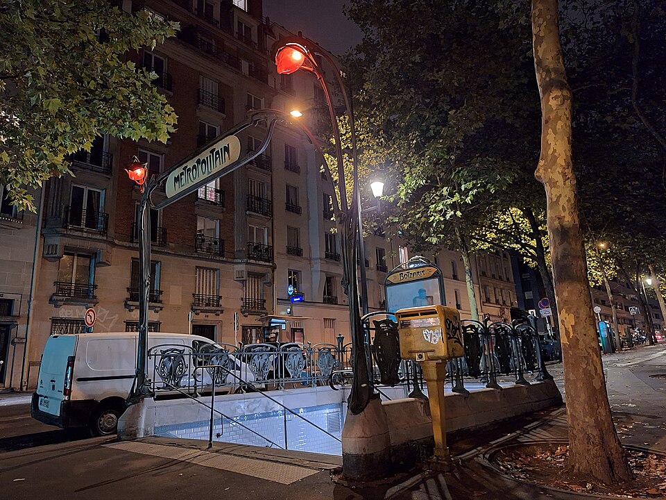 Édicule Guimard de la station Botzaris - Paris 19ème