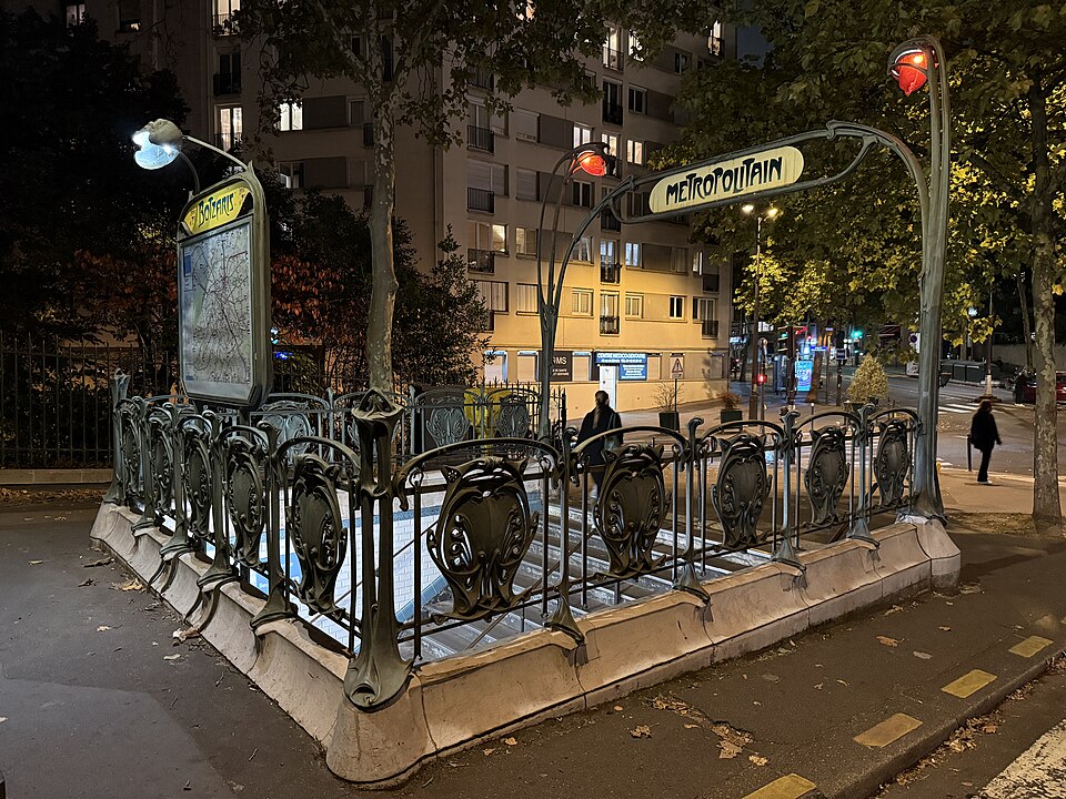 Édicule Guimard de la station Botzaris - Paris 19ème