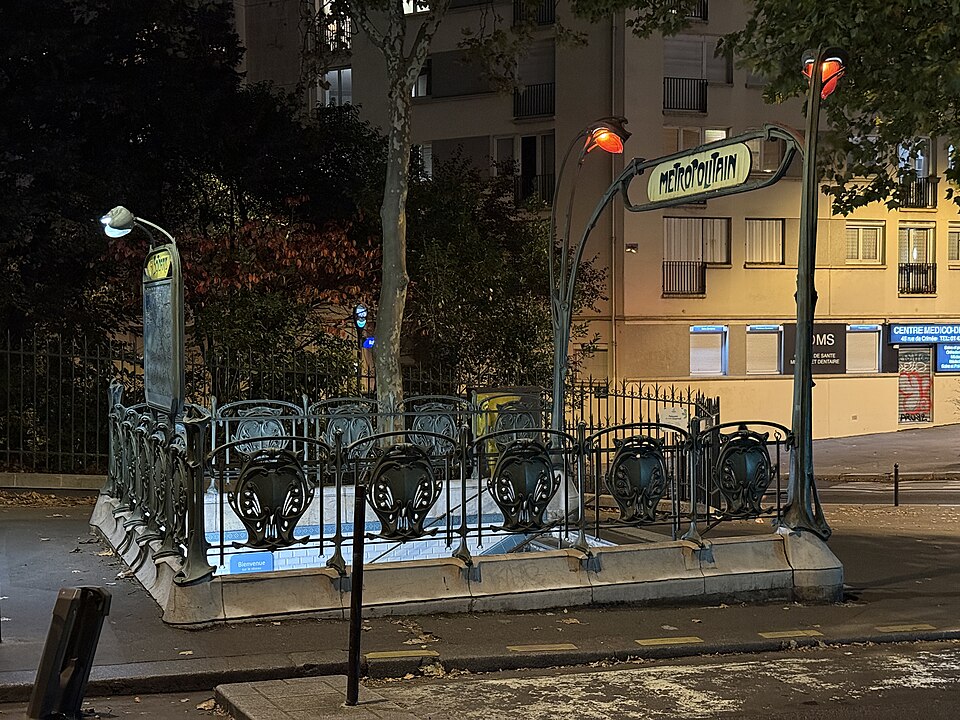 Édicule Guimard de la station Botzaris - Paris 19ème