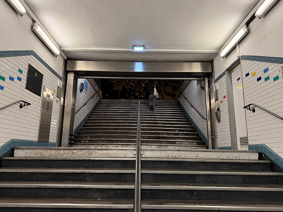 Édicule Guimard de la station Botzaris - Paris 19ème