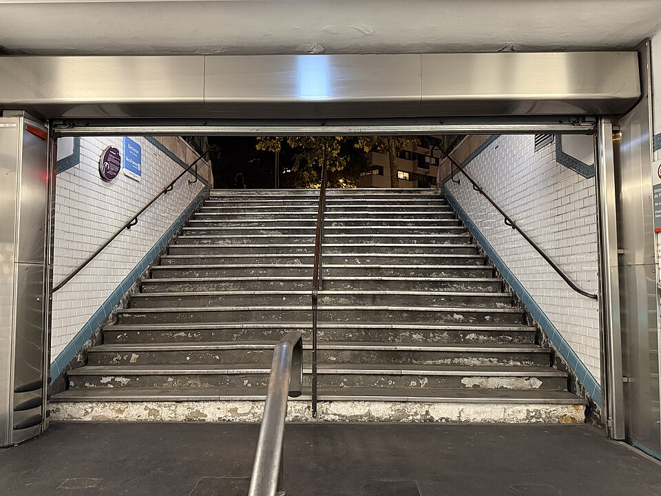 Édicule Guimard de la station Botzaris - Paris 19ème
