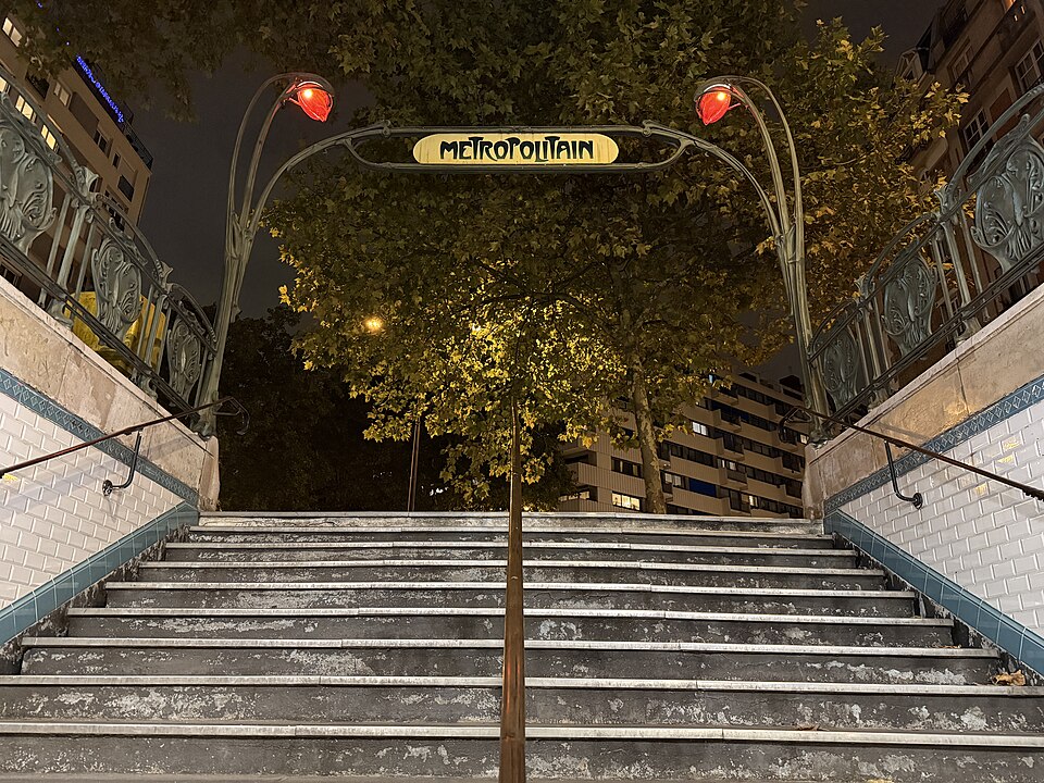 Édicule Guimard de la station Botzaris - Paris 19ème