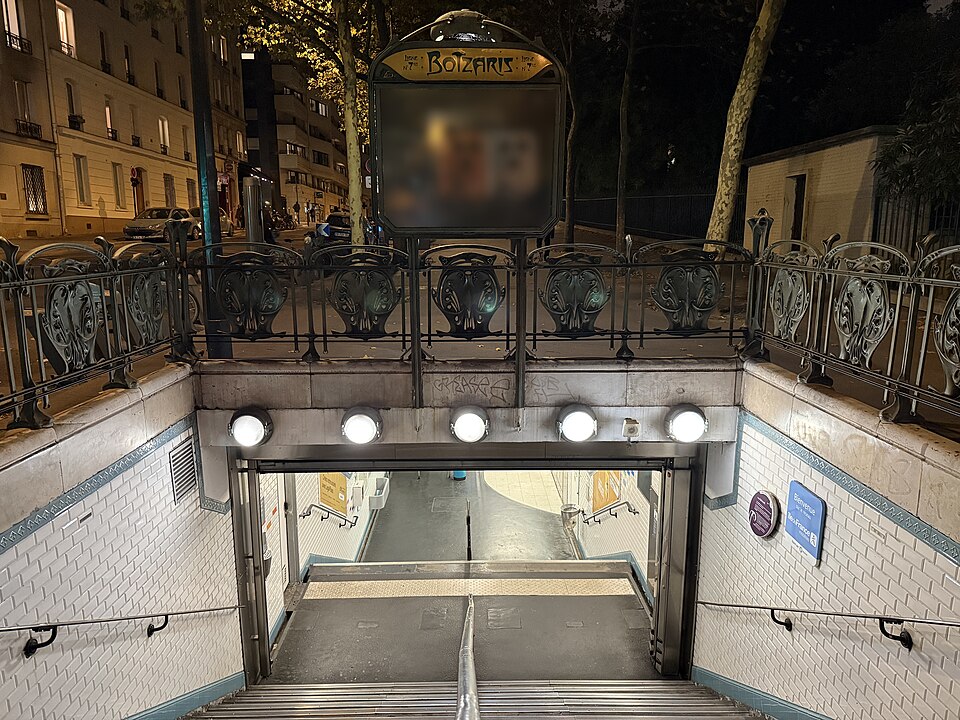 Édicule Guimard de la station Botzaris - Paris 19ème