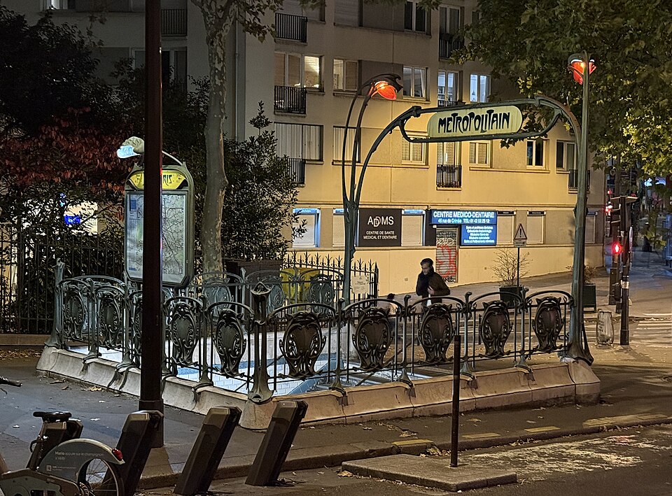 Édicule Guimard de la station Botzaris - Paris 19ème