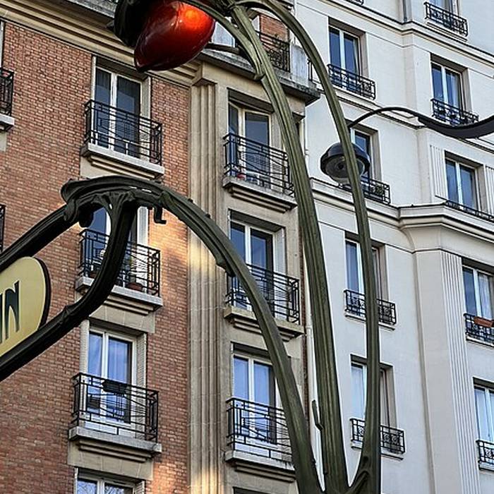 Photo de Édicule Guimard de la station Botzaris - Paris 19ème