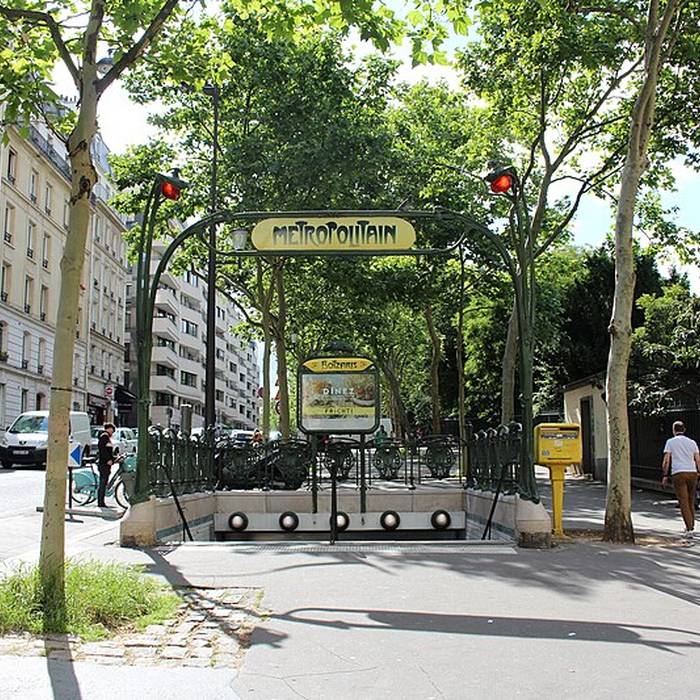 Photo de Édicule Guimard de la station Botzaris - Paris 19ème