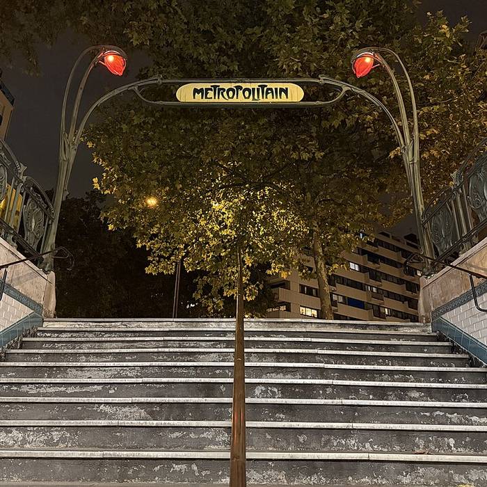 Photo de Édicule Guimard de la station Botzaris - Paris 19ème