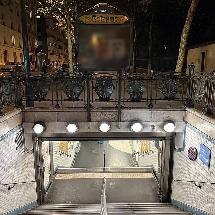 Photo de Édicule Guimard de la station Botzaris - Paris 19ème