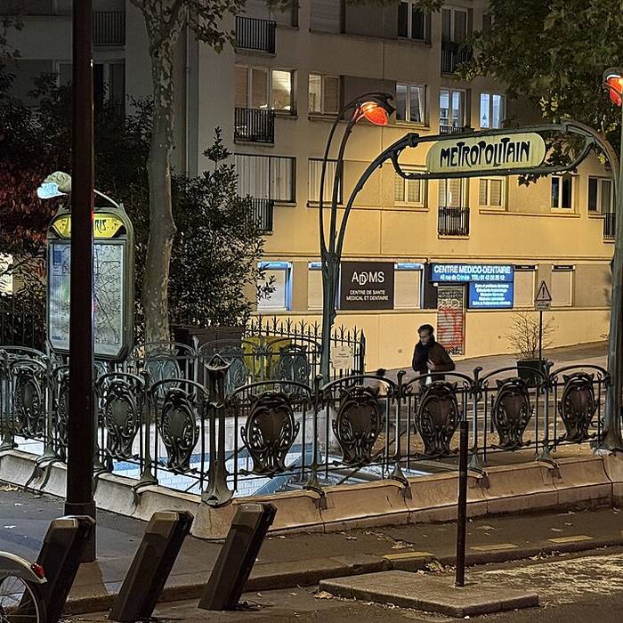 Photo de Édicule Guimard de la station Botzaris - Paris 19ème