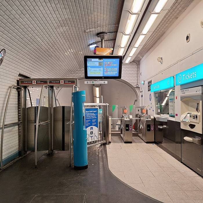 Photo de Édicule Guimard de la station Botzaris - Paris 19ème