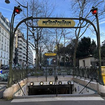 Édicule Guimard de la station Botzaris - Paris 19ème