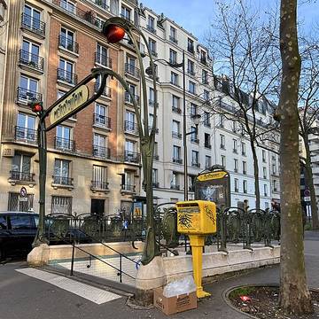Édicule Guimard de la station Botzaris - Paris 19ème