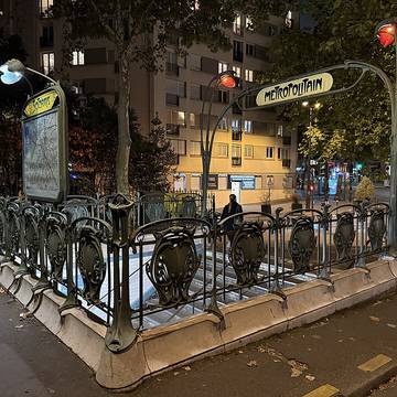 Édicule Guimard de la station Botzaris - Paris 19ème