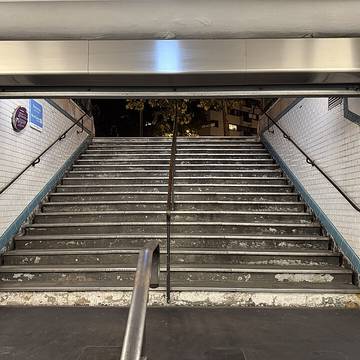Édicule Guimard de la station Botzaris - Paris 19ème