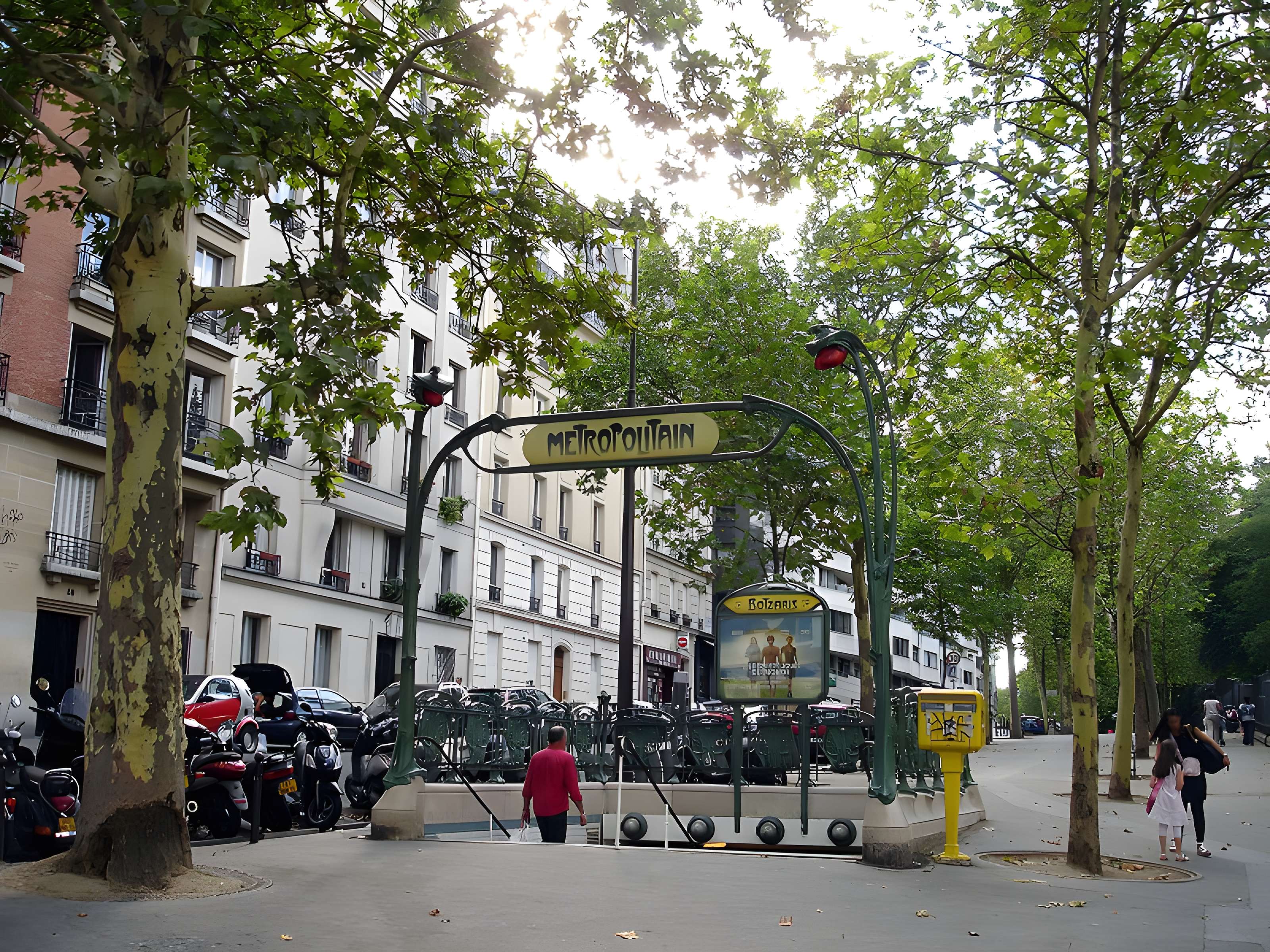 Édicule Guimard de la station Botzaris - Paris 19ème 