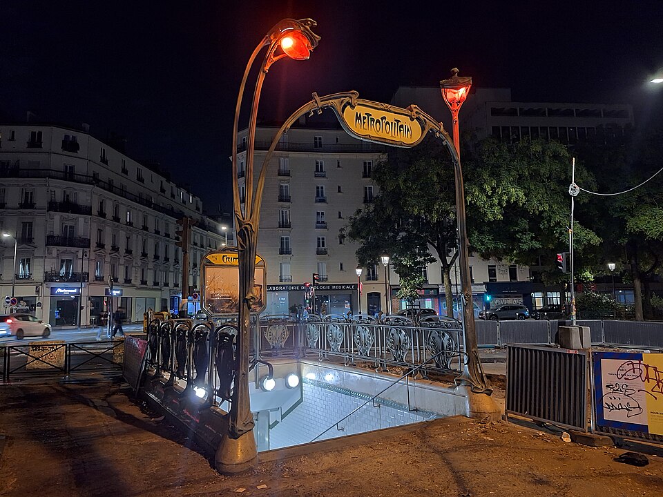 Édicule Guimard de la station Crimée - Paris 19ème
