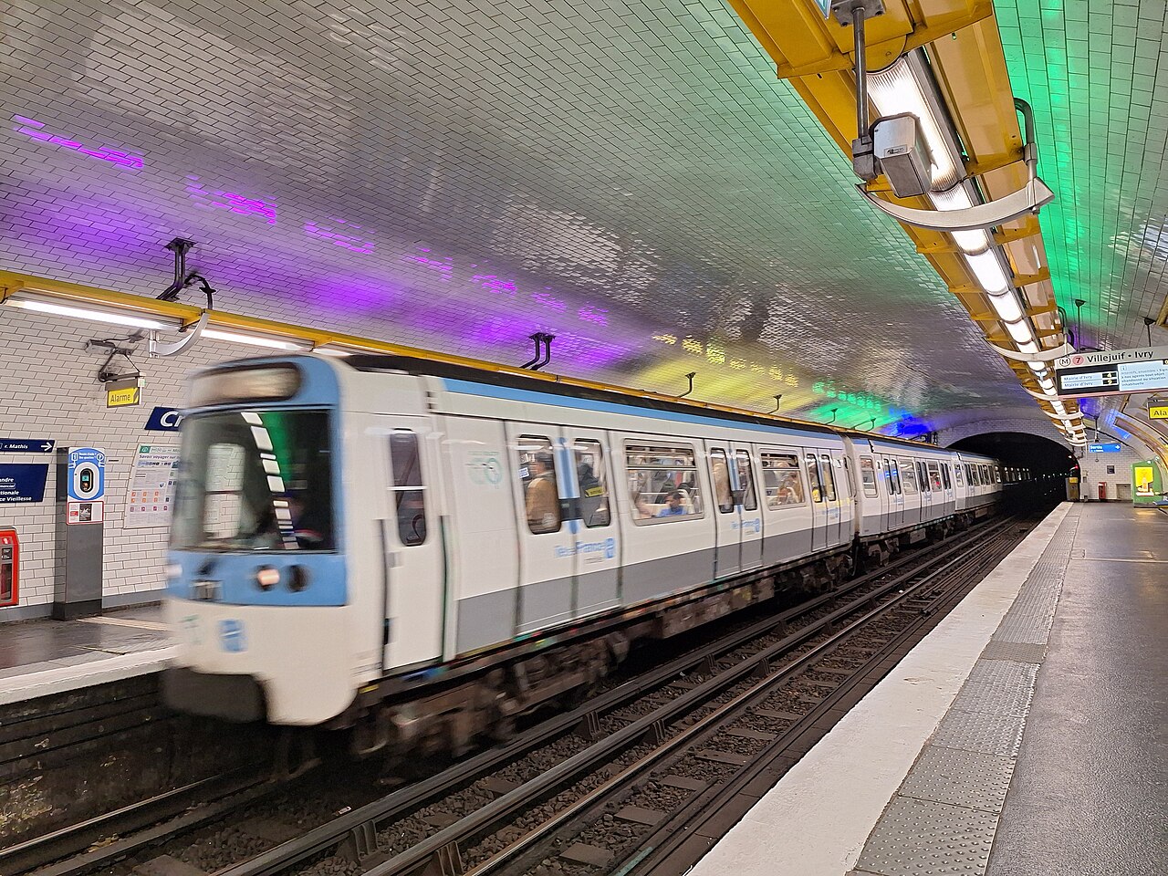 Édicule Guimard de la station Crimée - Paris 19ème