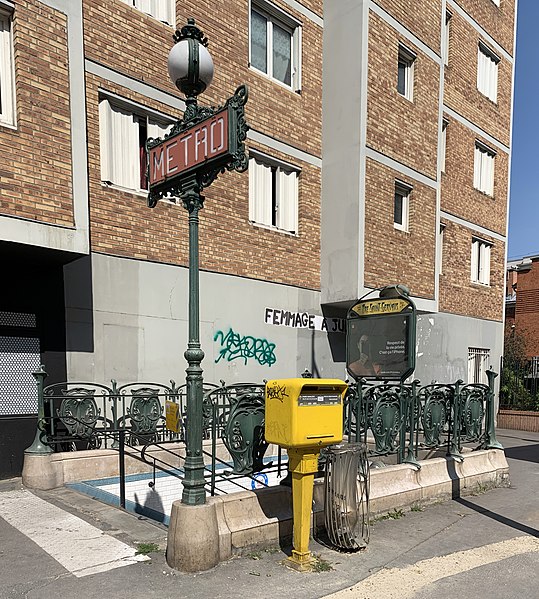 Édicule Guimard de la station Pré Saint-Gervais - Paris 19ème
