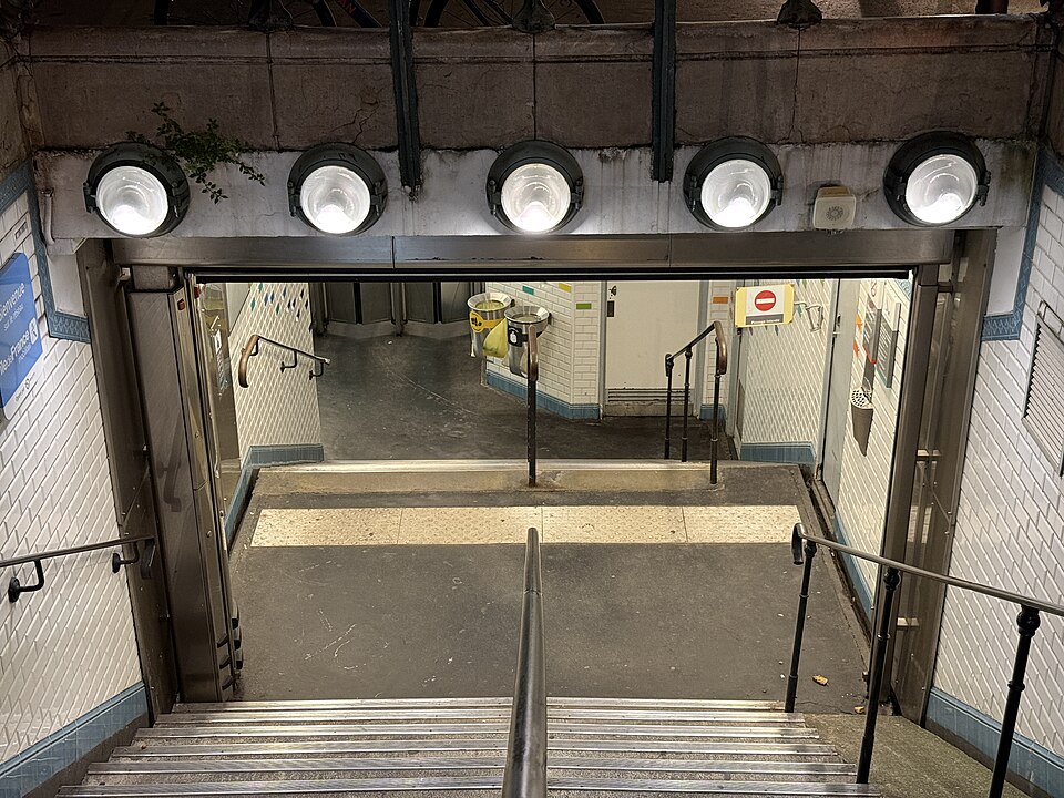 Édicule Guimard de la station Pré Saint-Gervais - Paris 19ème