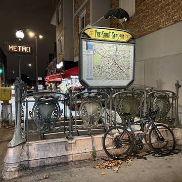 Édicule Guimard de la station Pré Saint-Gervais - Paris 19ème
