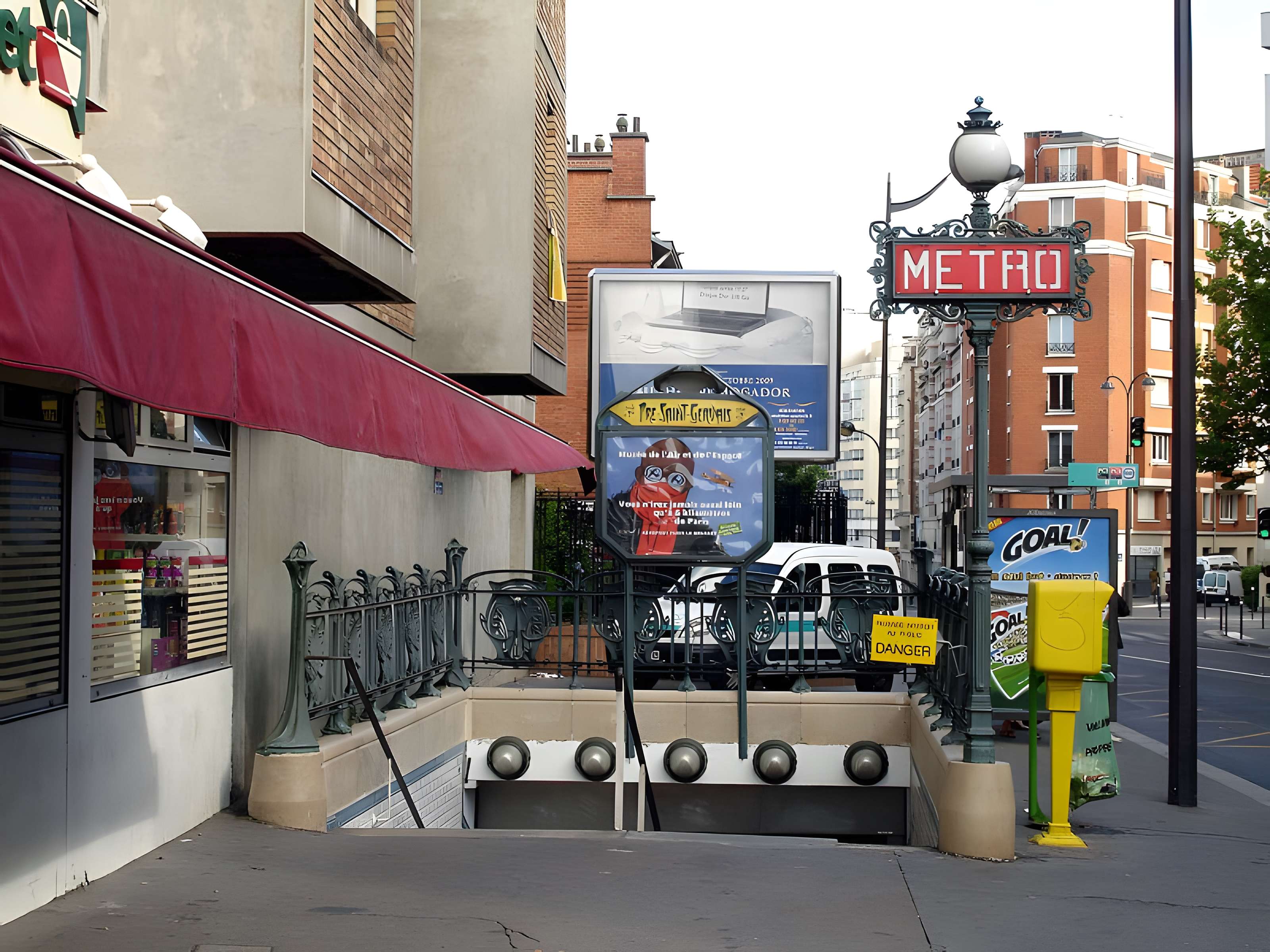 Édicule Guimard de la station Pré Saint-Gervais - Paris 19ème 