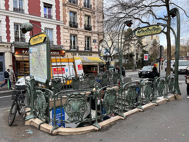 Édicule Guimard de la station Alexandre Dumas - Paris 20ème
