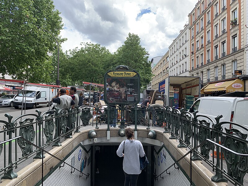 Édicule Guimard de la station Alexandre Dumas - Paris 20ème
