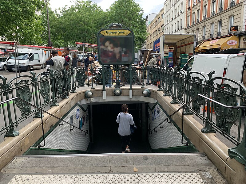 Édicule Guimard de la station Alexandre Dumas - Paris 20ème