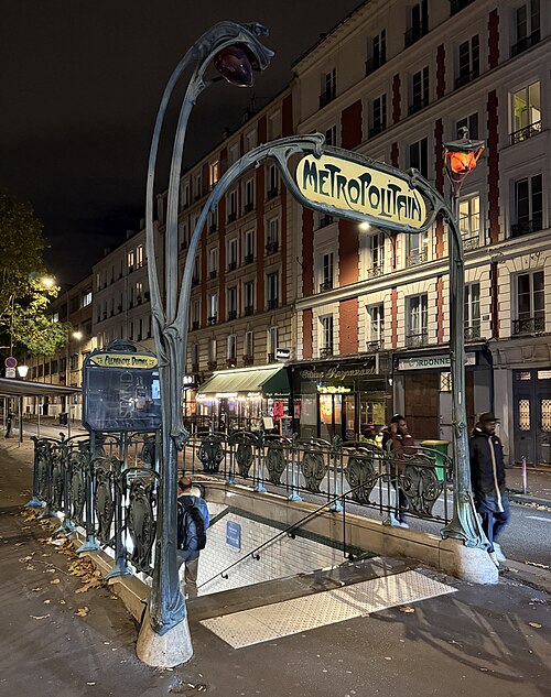 Édicule Guimard de la station Alexandre Dumas - Paris 20ème