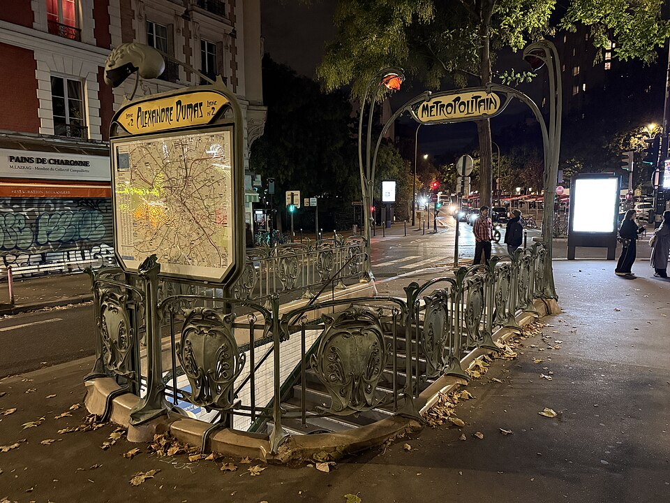 Édicule Guimard de la station Alexandre Dumas - Paris 20ème