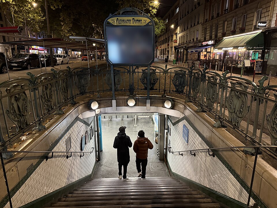 Édicule Guimard de la station Alexandre Dumas - Paris 20ème