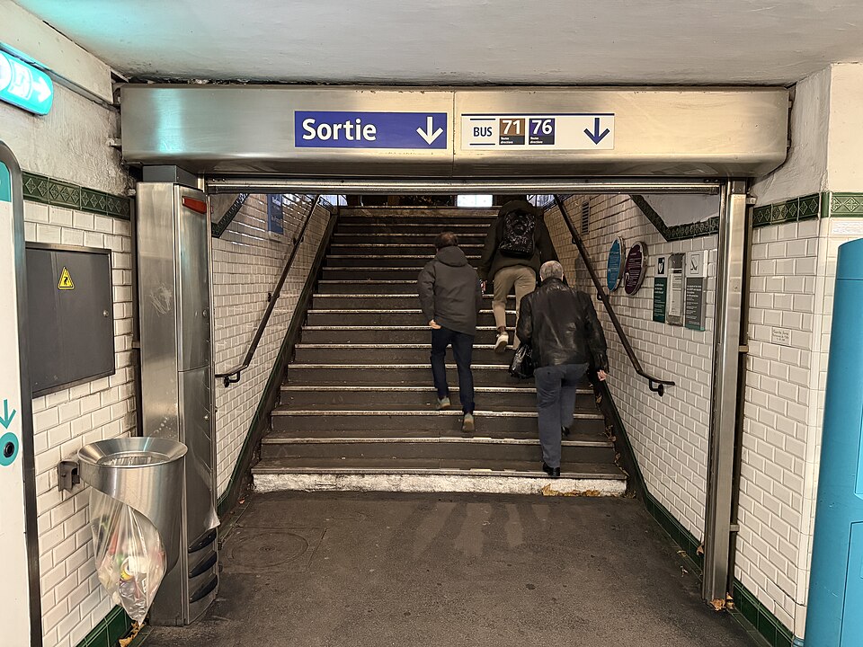 Édicule Guimard de la station Alexandre Dumas - Paris 20ème