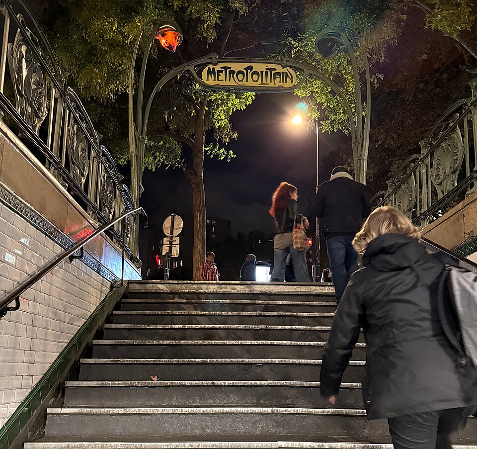 Édicule Guimard de la station Alexandre Dumas - Paris 20ème