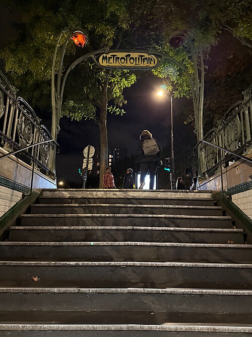 Édicule Guimard de la station Alexandre Dumas - Paris 20ème