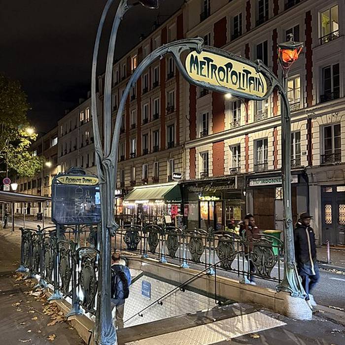 Photo de Édicule Guimard de la station Alexandre Dumas - Paris 20ème