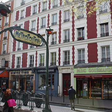 Édicule Guimard de la station Alexandre Dumas - Paris 20ème