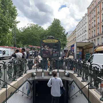 Édicule Guimard de la station Alexandre Dumas - Paris 20ème