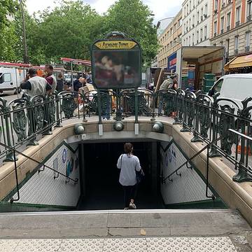 Édicule Guimard de la station Alexandre Dumas - Paris 20ème