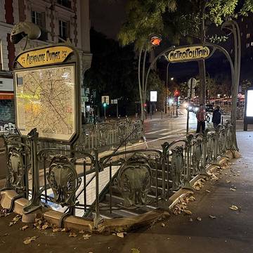 Édicule Guimard de la station Alexandre Dumas - Paris 20ème