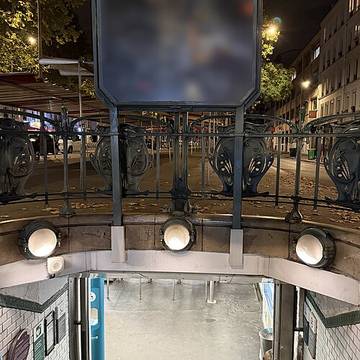 Édicule Guimard de la station Alexandre Dumas - Paris 20ème