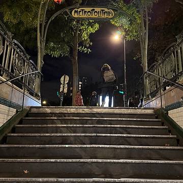Édicule Guimard de la station Alexandre Dumas - Paris 20ème