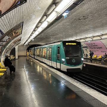 Édicule Guimard de la station Alexandre Dumas - Paris 20ème