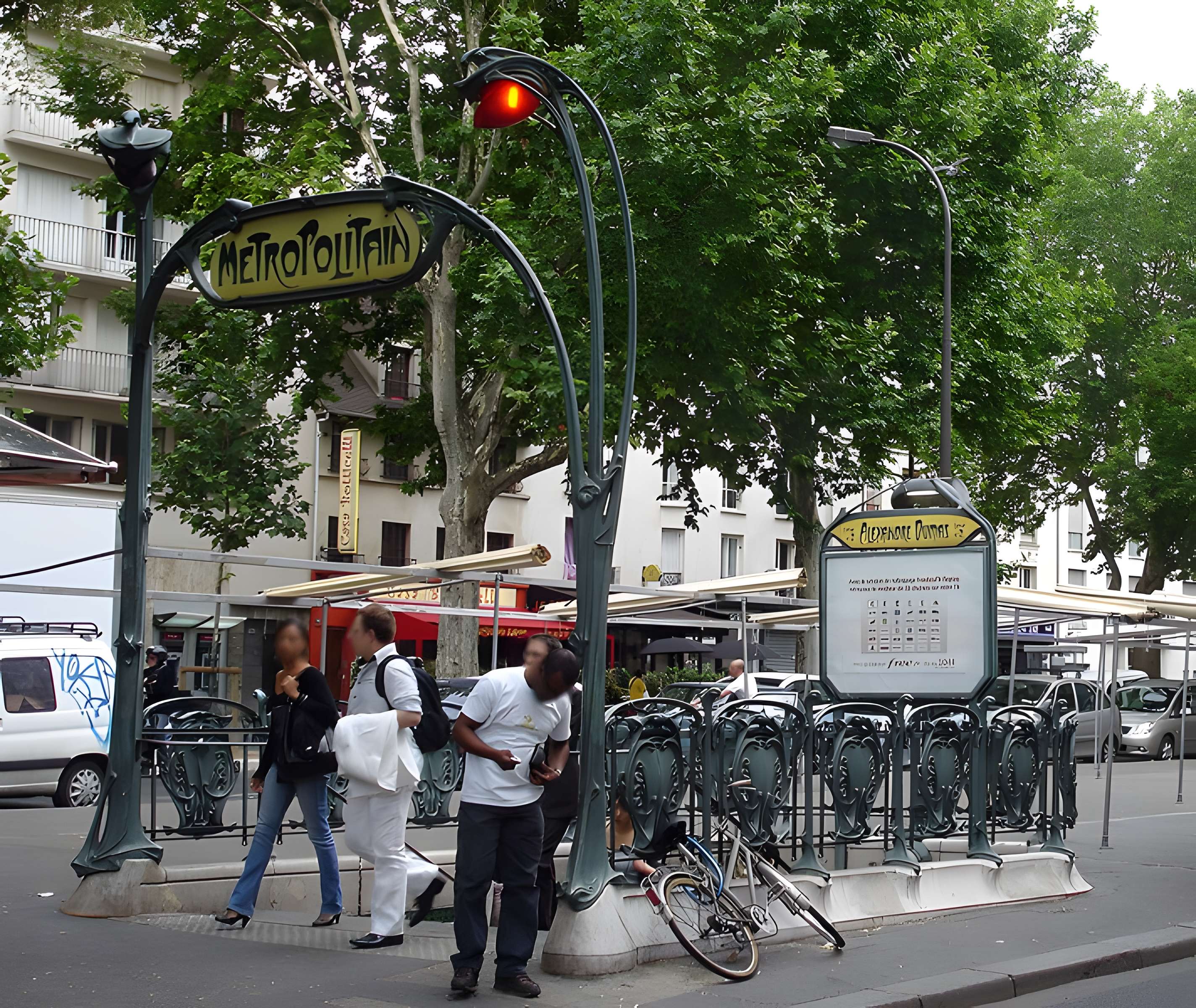 Édicule Guimard de la station Alexandre Dumas - Paris 20ème 