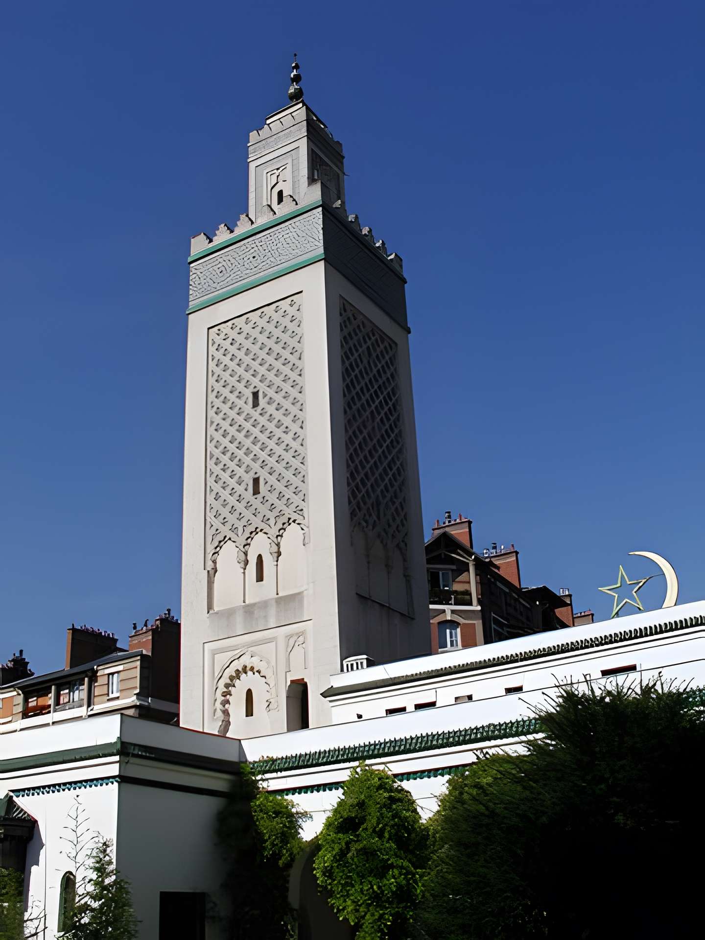 Grande Mosquée de Paris . Le minaret vu du patio.