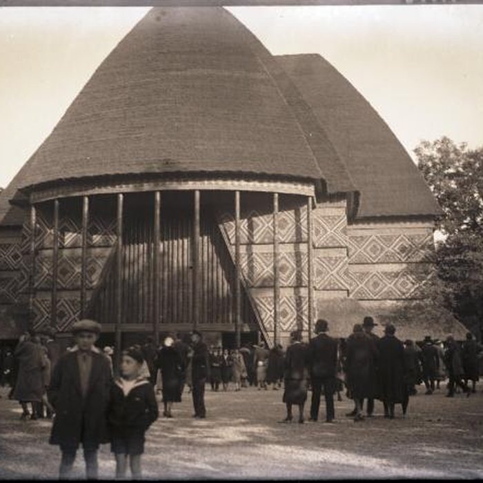 Photo de Pavillons du Togo et du Cameroun issus de lexposition coloniale internationale de 1931
