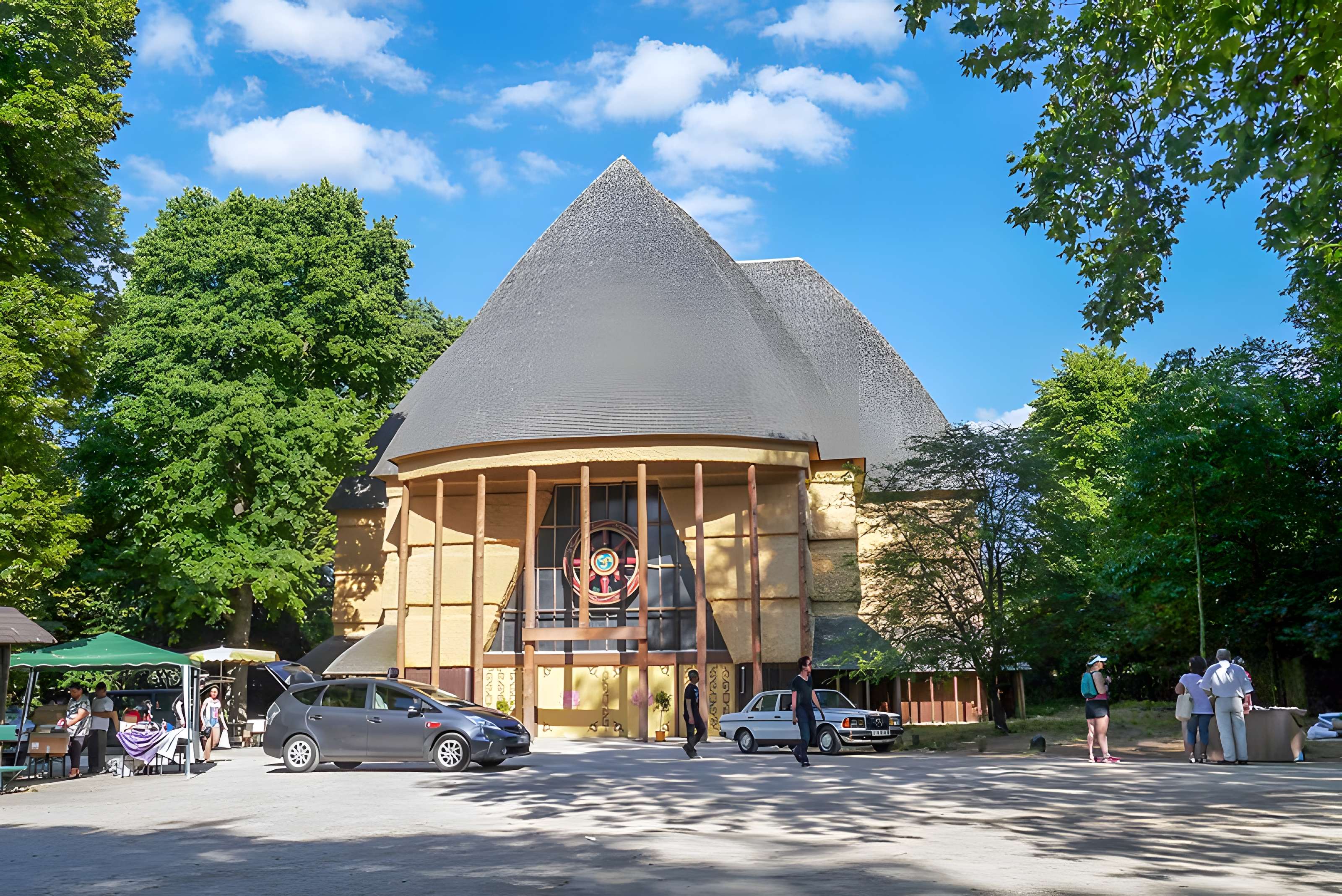 Pavillons du Togo et du Cameroun issus de l'exposition coloniale internationale de 1931