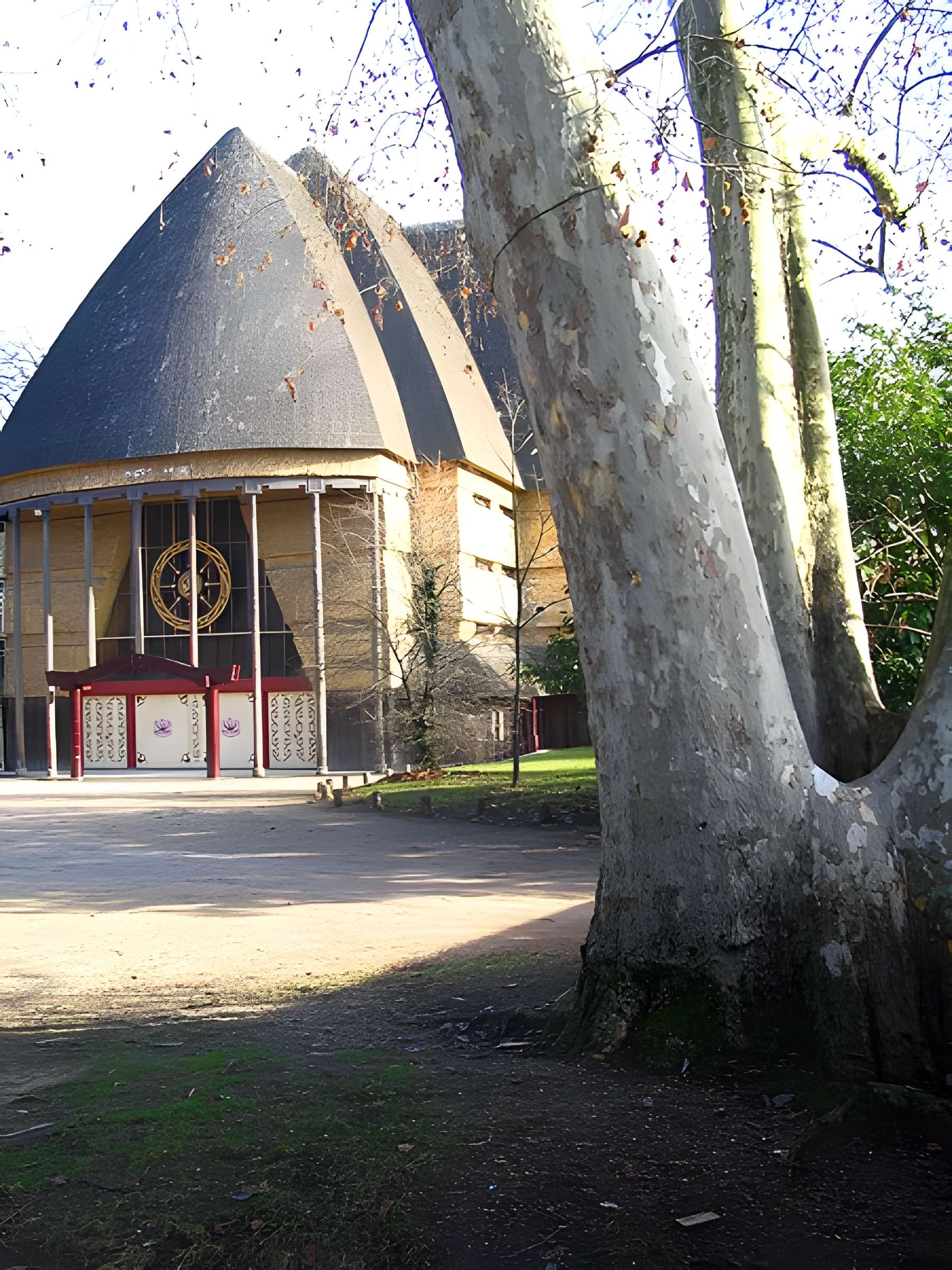 Pavillons du Togo et du Cameroun issus de l'exposition coloniale internationale de 1931