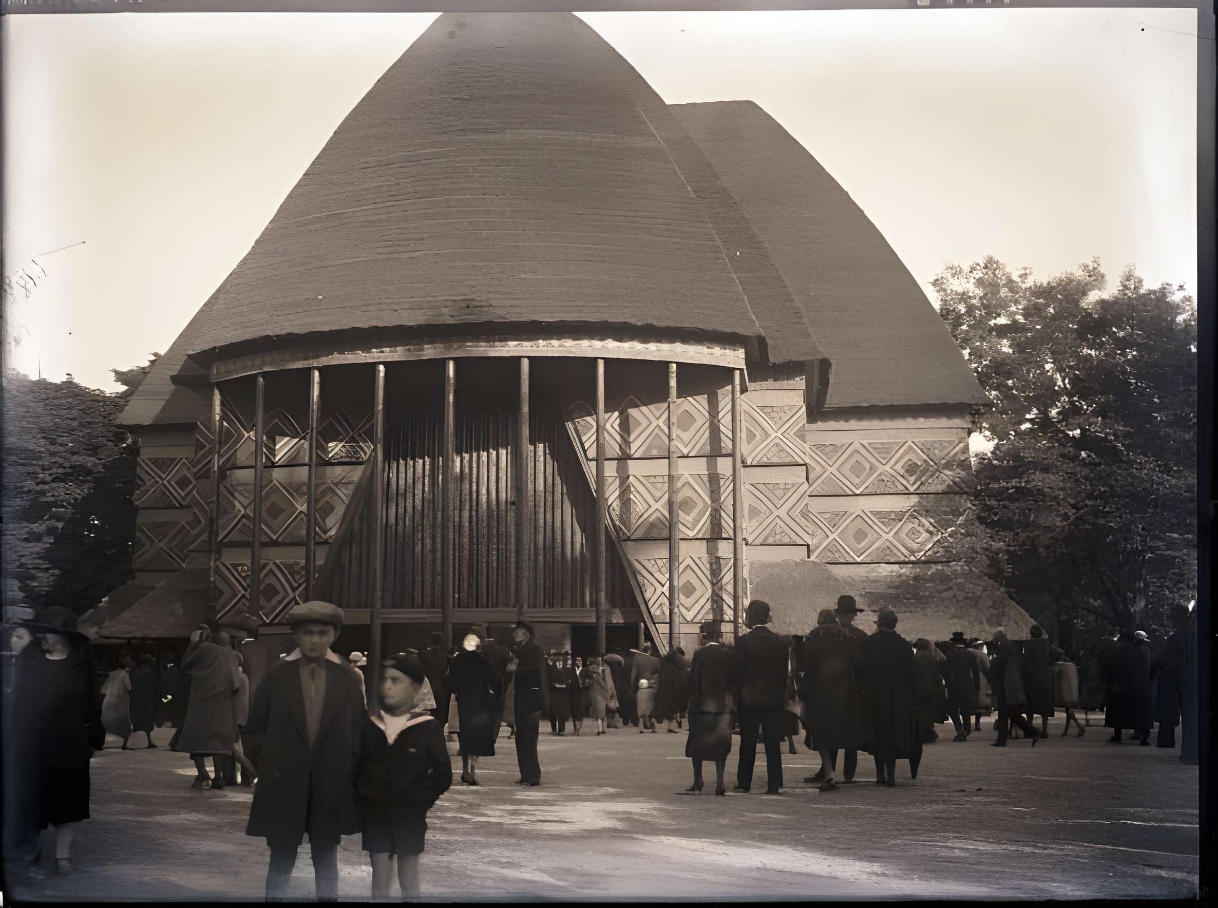 Pavillons du Togo et du Cameroun issus de l'exposition coloniale internationale de 1931